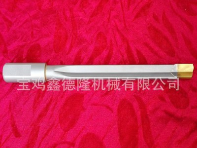 枪钻深孔钻，刀头涂层提高刀具使用寿命。图1