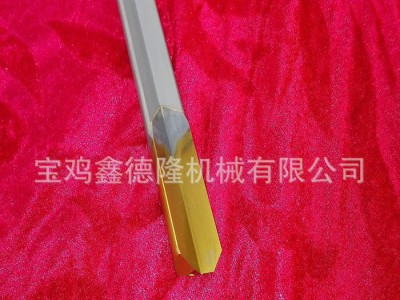 枪钻深孔钻，刀头涂层提高刀具使用寿命。图3