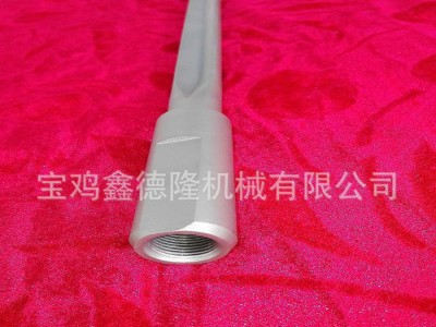枪钻深孔钻，刀头涂层提高刀具使用寿命。图2