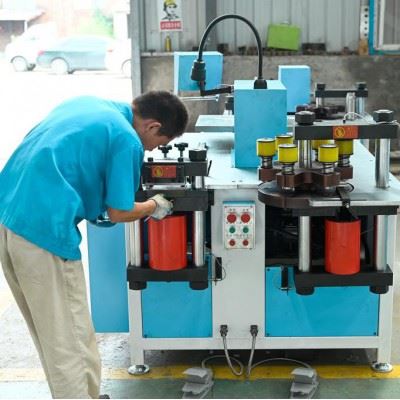德商数控 DSMX-303ESK闭式数控液压砖塔式母线加工机 专用铜排加工厂家图4