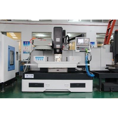 数控铣床** 小型数控机床加工 XH7136立式加工中心图2