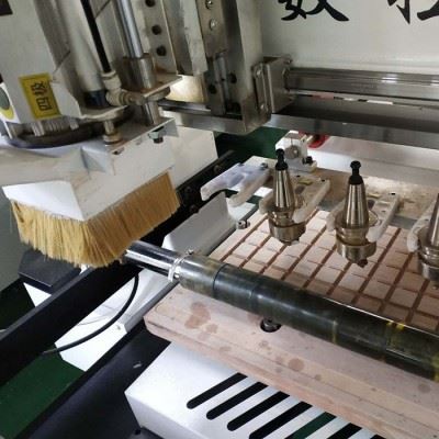 四工序直排换刀加工中心 直销各种直排换刀加工中心 越隆 种类齐全图6
