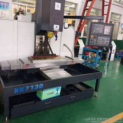 马扎克XK7124小型立式数控铣床图1