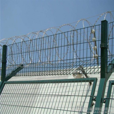 焊接网片 质保7年不掉塑 澜润管教所刀刺隔离网 工地塔吊护栏 公路双边隔离栅价格图1